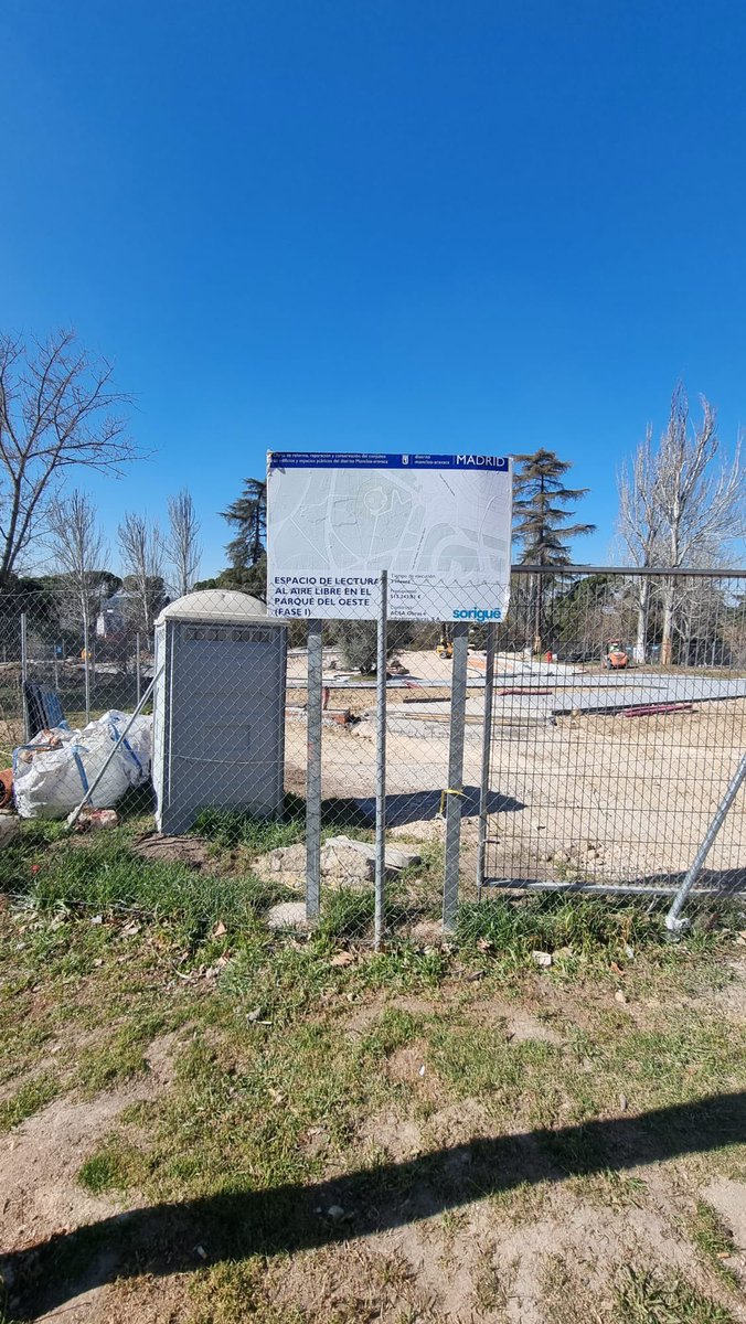 Están hormigonando un tocho gigante del parque del Oeste. ¿Por qué? "Punto de lectura al aire libre", lo llaman. Esto ya parece una puta broma. #elpeoralcaldedeMadrid