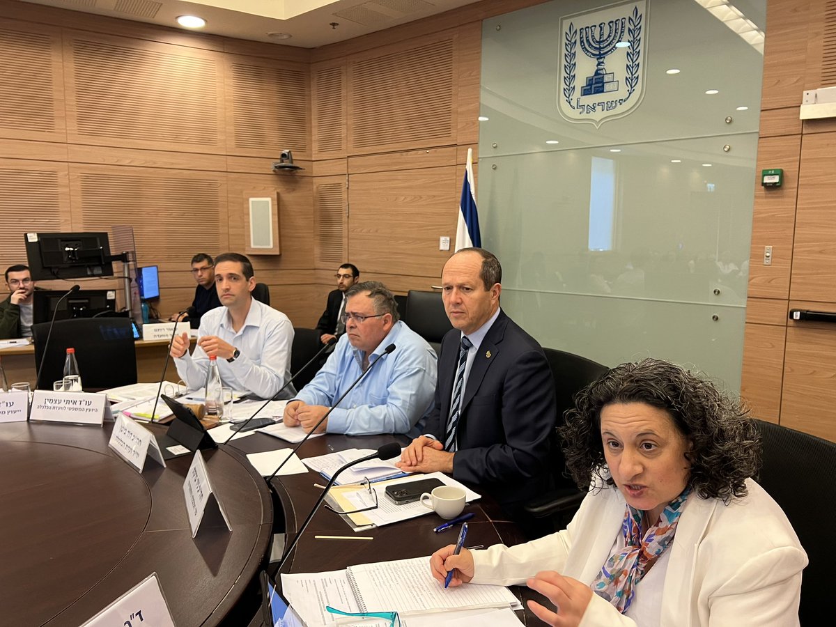 הגעתי הבוקר לדיון מיוחד של ועדת הכלכלה בכנסת בראשות חברי היקר דוד ביטן. הועדה התבקשה לאשר את החוק שהעברתי בממשלה שיטיל קנס של עד 100 מיליון ש״ח על מי שינסה לחסום יבוא מקביל. נתניהו, ביטן ואני מאוחדים במאבק להורדת יוקר המחיה, כאיש אחד למען אחת המטרות האסטרטגיות של הממשלה