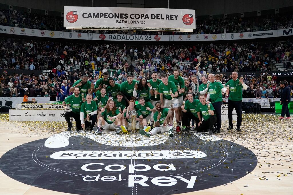 laligaennumeros's tweet photo. En este momento, Andalucía tiene a los vigentes campeones de Copa de fútbol y baloncesto
⚽️ @RealBetis 
🏀 @unicajaCB 

Curiosamente, ya sucedió lo mismo al finalizar la temporada 2004/05, con los mismos clubes https://t.co/LadmizzoC0