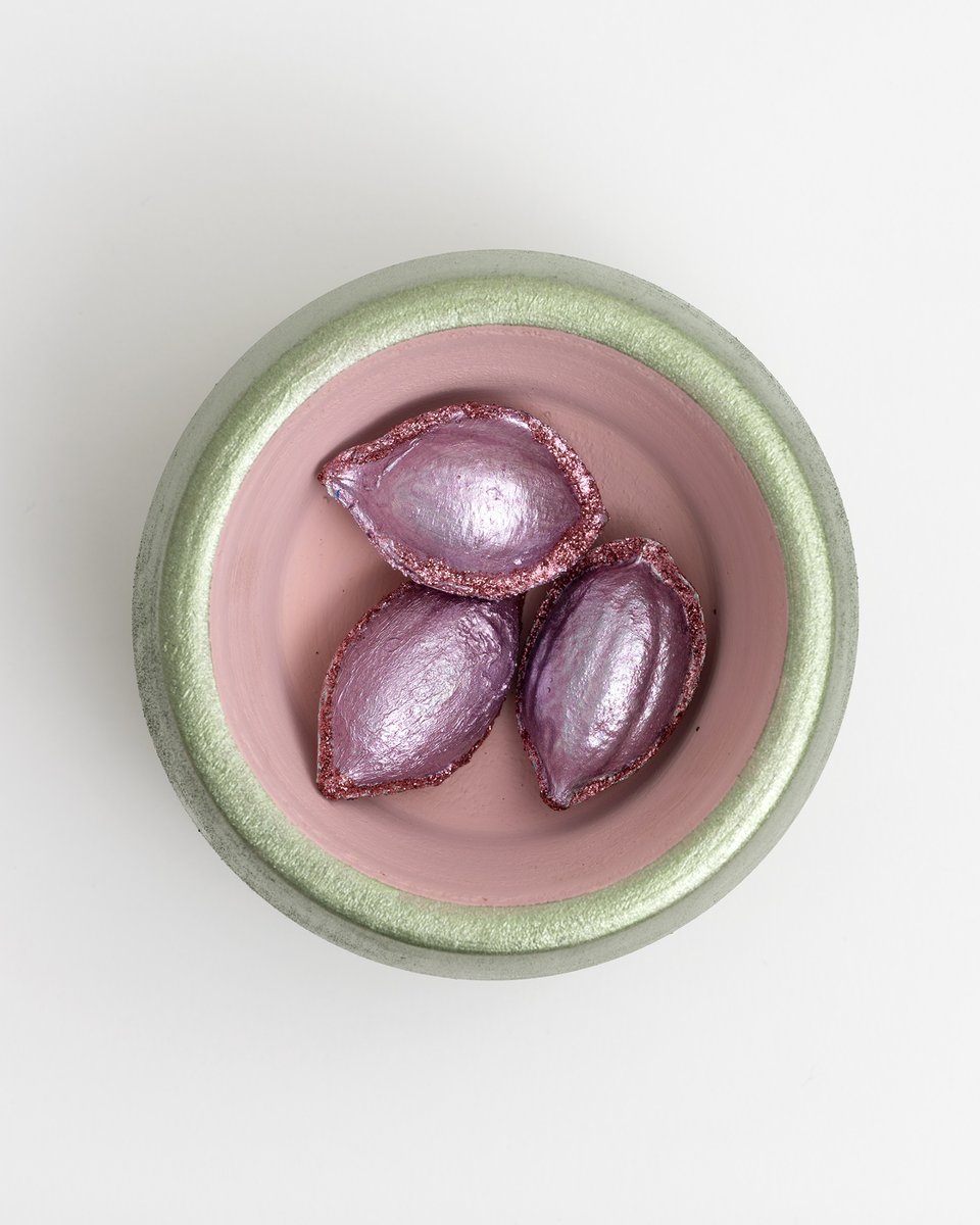 À la galerie <a href="/rvloevenbruck/">Loevenbruck</a> , Virginie Barré présente une exposition tout en subtilité où la douceur croise l'étrangeté de tons pastels issus d'une nécessaire altération. #virginiebarré
slash-paris.com/fr/evenements/…