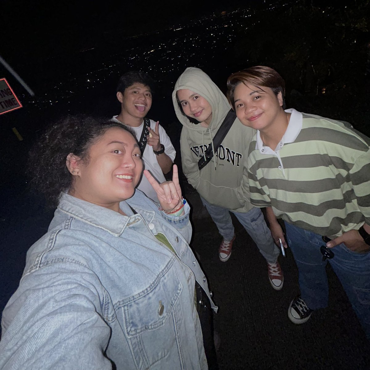 sisoncessy's tweet photo. roadtrip na may mahabang pila na may konting kain 😅😂 @_chelslsn @fckyeahItsKRSTN https://t.co/x5CidxReKN