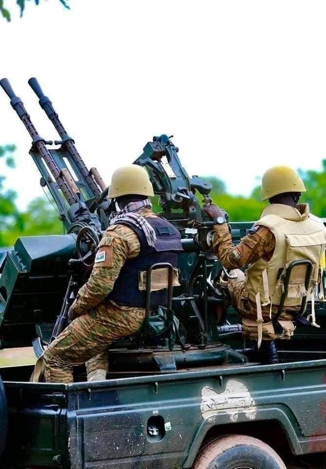 AfricaSecondes's tweet photo. #BurkinaFaso : La Forces armées du Burkina Faso font des exploits très remarquable sur le terrain 🙏🚁
#Actualités #Afrique #45second #Burkina #BurkinaInfoTv #Burkinabè #force #sécurité https://t.co/YxP46oVw9f