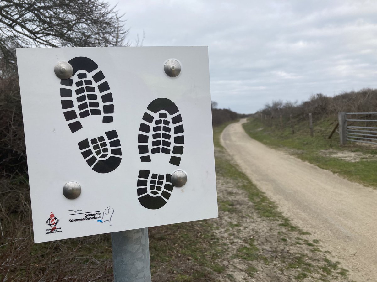 StrandRedding's tweet image. 🌊 Door hoog water stroomt maandagmiddag bij Renesse niet alleen de Verklikkerplaat maar ook het Verklikkerstrand onder. Daarom worden er extra borden op de overgangen geplaatst. Voorkom natte voeten! Volg het alternatieve ‘droge voeten-pad’ 👣 voor een heerlijke wandeling!