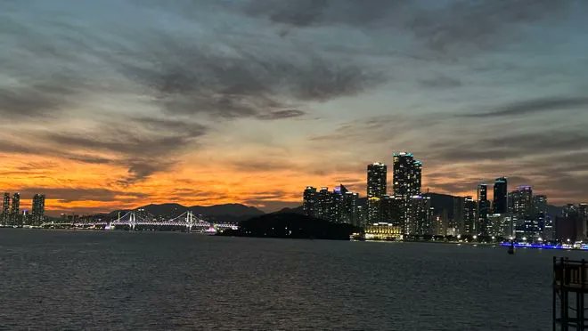 sensing's tweet photo. �� Marvel at the breathtaking sunset at Heundae Beach, Busan's most famous beach #Sunset #Beach https://t.co/ubefzWaD1t