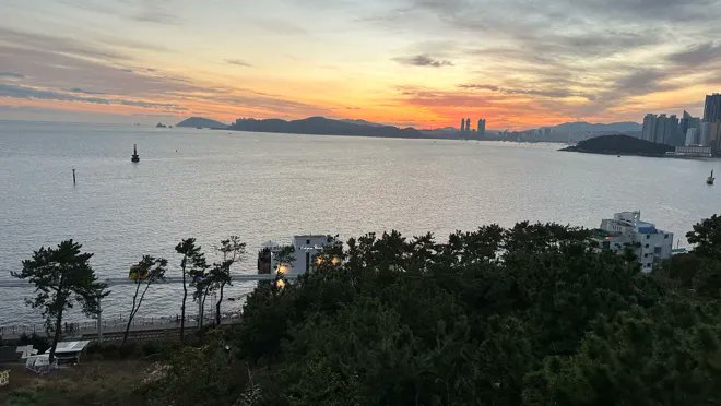 sensing's tweet photo. �� Marvel at the breathtaking sunset at Heundae Beach, Busan's most famous beach #Sunset #Beach https://t.co/ubefzWaD1t