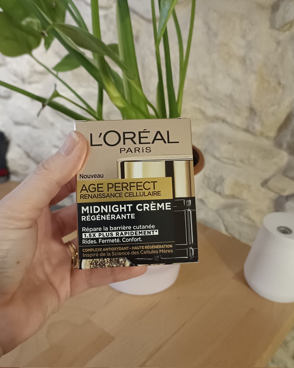 PerrineKaty's tweet photo. Ma nouvelle crème de nuit j'adore l'essayer c'est l'adopter, impossible de trouver mieux pour son prix , elle joue son job a merveille, teint plus lumineux des le réveil nouveau soin de nuit
#lorealoaris #midnightcrème @lorealparis https://t.co/JQ6Tdj0vfJ