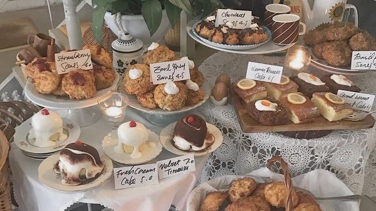 malusokay's tweet photo. Flowers and pastries <3 https://t.co/nRszN9lBQG