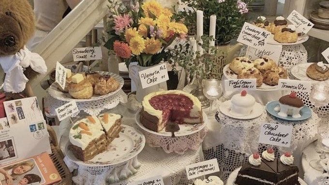 malusokay's tweet photo. Flowers and pastries <3 https://t.co/nRszN9lBQG