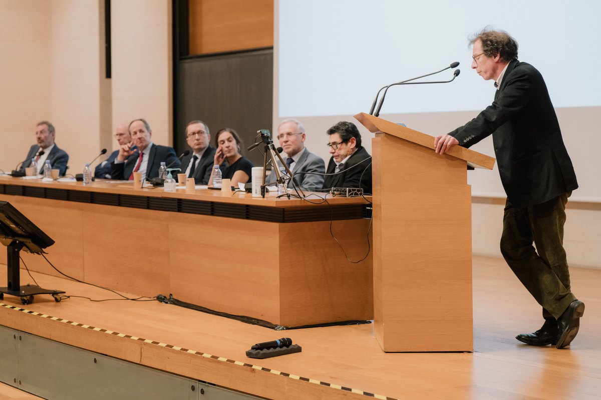FondationCDF's tweet image. 📽️« Comment encourager des jeunes gens de tous milieux à se diriger vers les #mathématiques ou l’#informatique ? » le Pr Stéphane Mallat, chaire Sciences des données, présente les actions #MathC2+ et #ChallengeData lors de la soirée #AgirPourEducation : youtu.be/ldefTQZaI0U