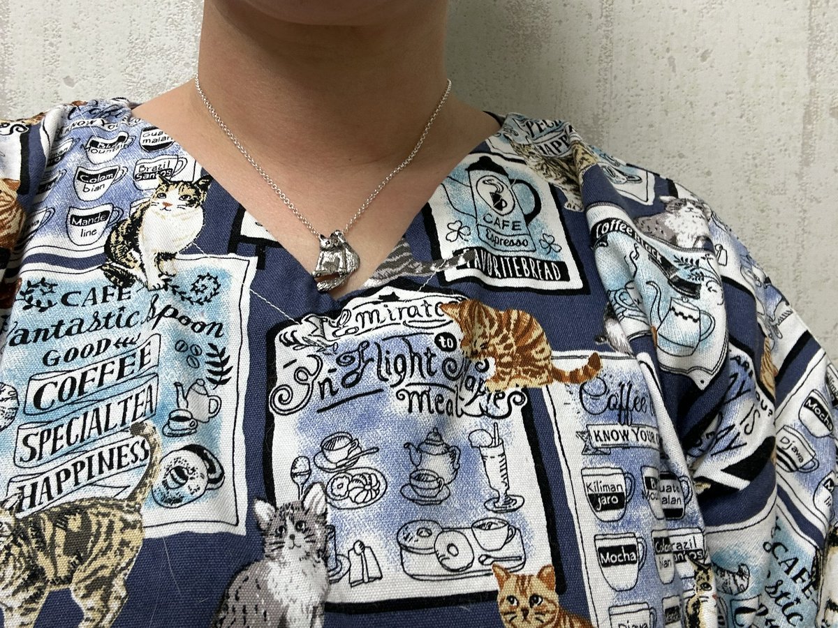 kumi_lazycat's tweet image. さっそく昨日にゃんだらけでお迎えした猫を連れて仕事してました🐈‍⬛🐈
スクラブは去年自分で生地を選んで縫ったやつ。まさににゃんだらけですな😆
#にゃんだらけ #silvermarch #シルバーアクセサリー