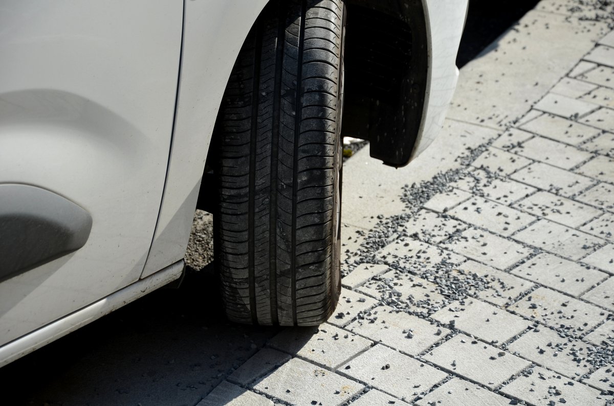 Edinburgh_CC's tweet photo. We’re introducing new measures to tackle footway parking in Edinburgh. From today, we can issue instant parking tickets to vehicles incorrectly parking on footways. Find out more at: https://t.co/0Pe1w35kyT https://t.co/yJRDGkGK6O