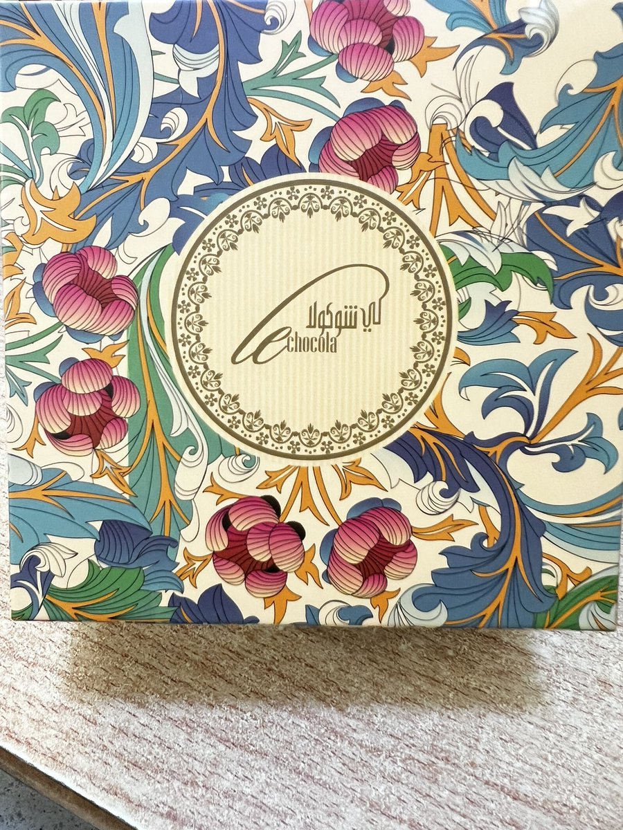 Hannah23west's tweet photo. When your colleague comes back with chocolates from Dubai #mondaystart @Lechocola_uae 💕 https://t.co/oMCtcpIRMo