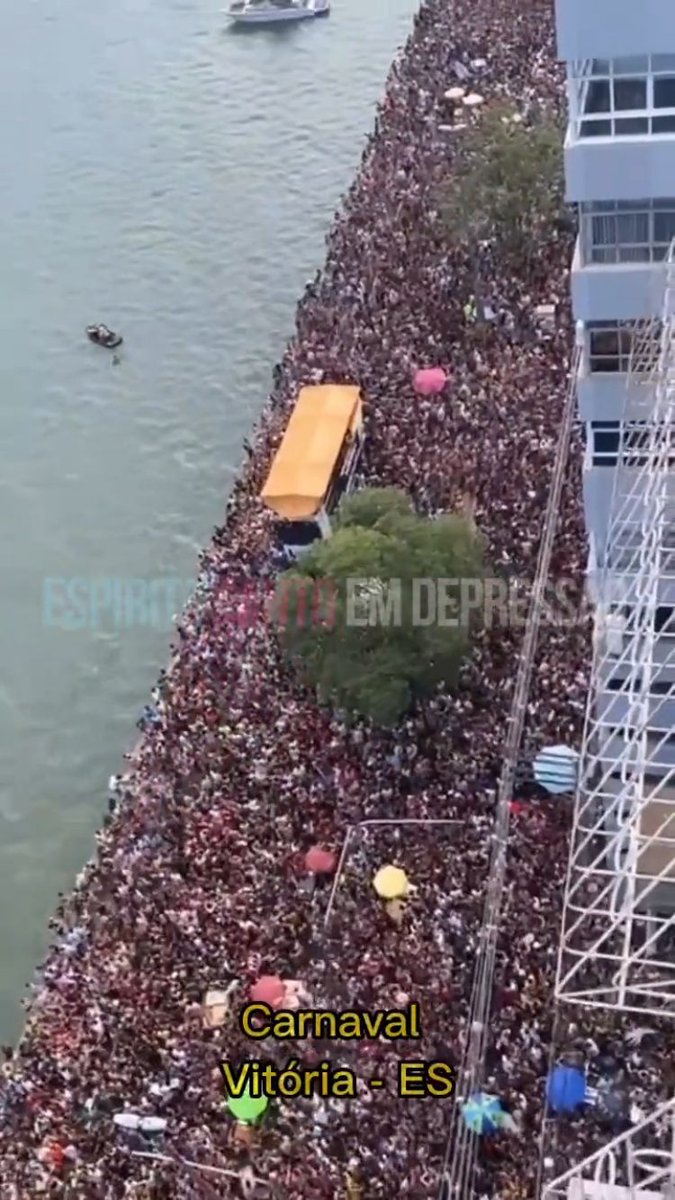 rodrigokiffer's tweet photo. O bom de um bloco desse, é que vc encontra 10% das pessoas do IG, que estavam lá... https://t.co/cs8zqHOAKd