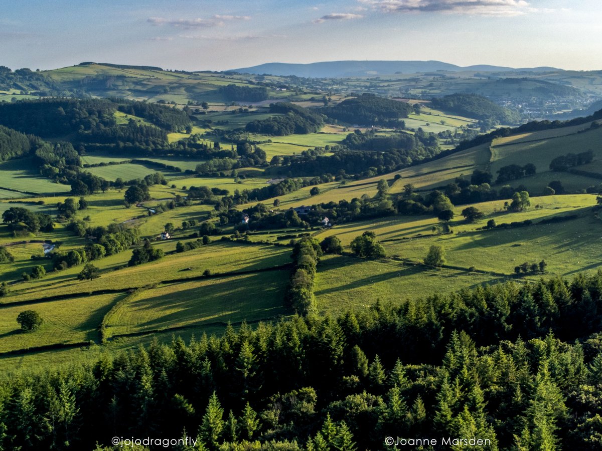 jojodragonfly's tweet photo. Views down the #TemeValley
From #Shropshire into #Powys with #Knighton in the distance.
The @HeartWalesLine travels right down the middle of the valley. 
@visitknighton @midwalesmyway #visitknighton
@shropshirestar @powyscountytimes 
#ThePhotoHour #dronephotography https://t.co/0mjn9V9Yko