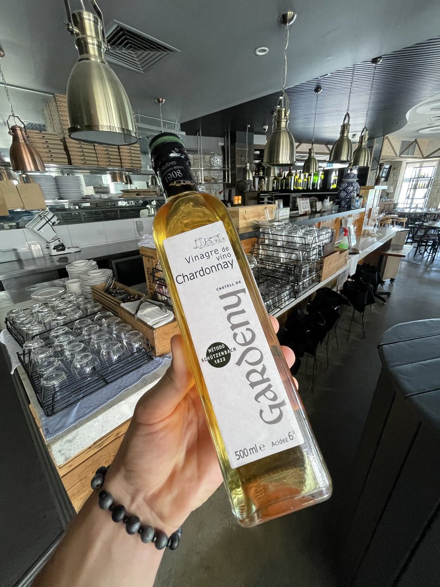 PereGilart's tweet photo. Plegant cartrons al restaurant m’ha cridat l’atenció un “Lleida” en una capsa i resulta que a Austràlia gasten vinagre fet al costat de casa per @CastellGardeny. Ah, i el xef italià em diu que és ben bo. https://t.co/PD5V3CwnTf