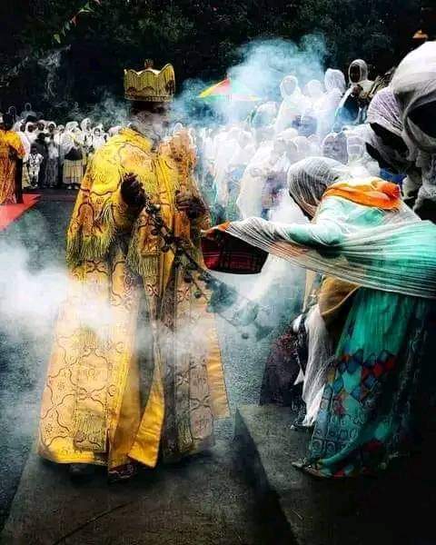 " የዕጣኑም ጢስ ከቅዱሳን ጸሎት ጋራ ከመልአኩ እጅ በእግዚአብሔር ፊት ወጣ። "

______ዮኋንስ ራዕዩ 4 ፥ 8 _______