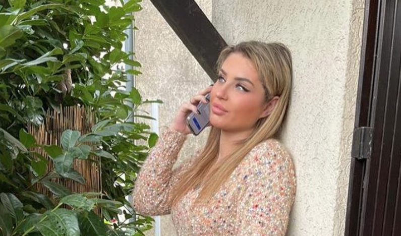 meltySS9's tweet photo. Amandine Pellissard reconvertie dans le X : la police débarque à son domicile https://t.co/MLhjGD6BJw via @melty_fr https://t.co/mYF8ECqlyp