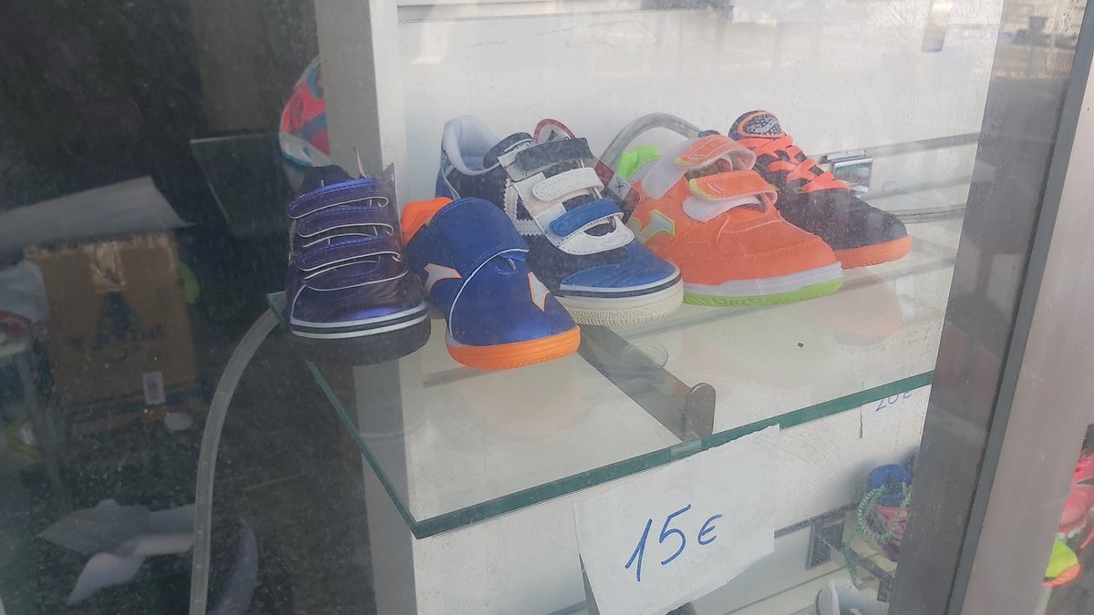 Zapatillas fútbol sala niño y niña 15 euros
