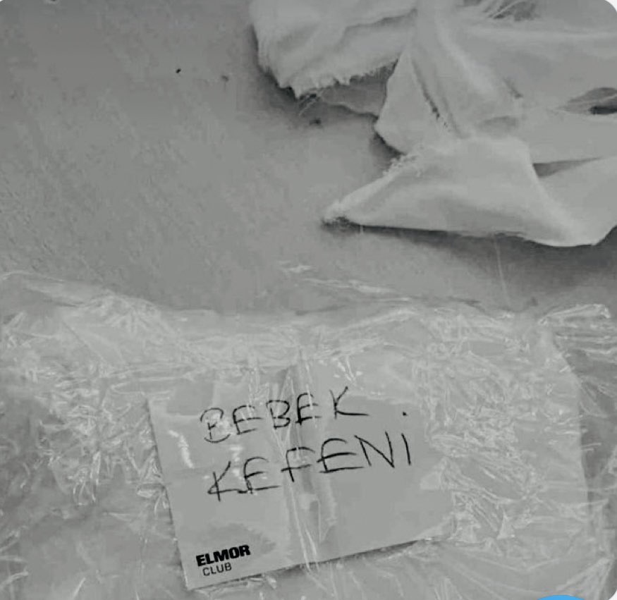 Bebeğin kefeni olmaz ki ;
Tulumu olur , zıbını olur, beresi olur, eldiveni veya güzel bir kokusu olur…🖤 ama böyle bir “KEFENİ”olmaz 🥀