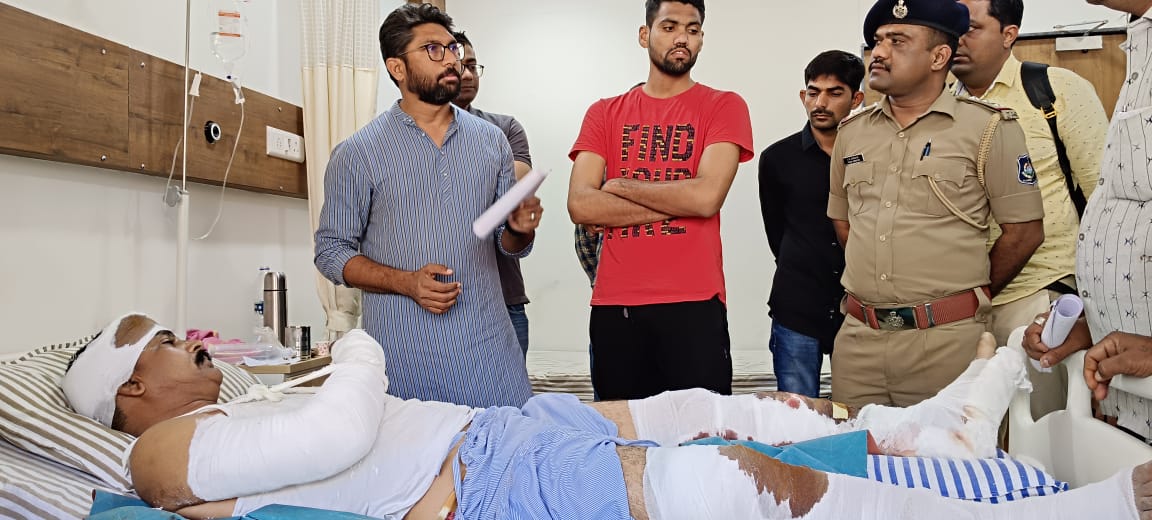 यह अहमदाबाद के हरगोवन परमार है जिन पर एक साल पहले जानलेवा हमला हुआ था। तब पुलिसने कोई कारवाई नहीं की। पिछले हफ्ते उन्होंने SC/ST सेल के ACP को लिखा कि उन्हें जान से मार दिया जाएगा, फिर भी कोई सुनवाई नहीं। 
नतीजा- कल उनकी हत्या की कोशिश की गई। यह है गुजरात में दलितों की स्थिति।