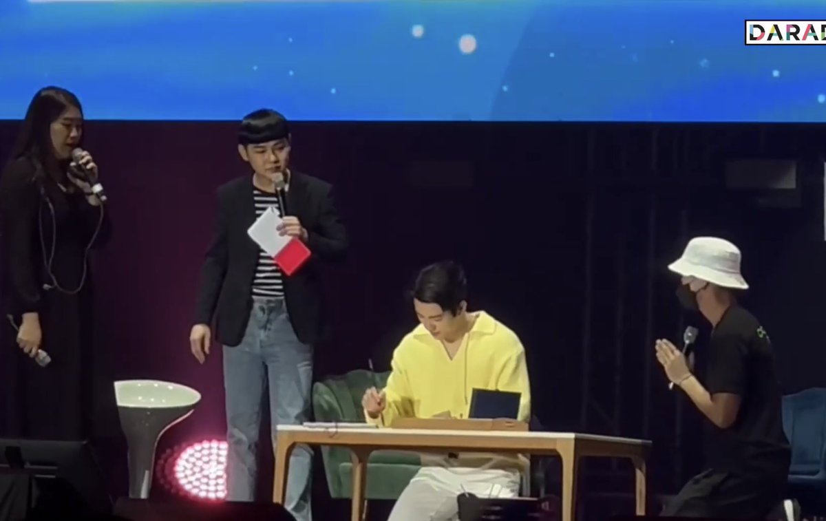 ที่บอกว่าฟค.จริงๆจะไม่กล้าพุ่งเข้าหาศลป.อะ อันนี้จินยองจับฉลากลัคกี้แฟน แล้วได้เต้ยพงศกร แล้วมึงดูเต้ย 555555555555555555555