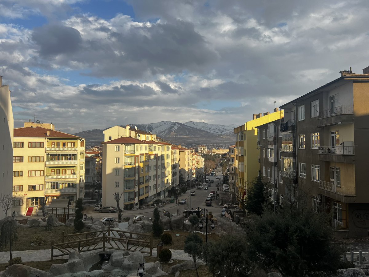 “Herkesin simsiyah kesildiği bir akşam, Yıldızlarla yedi renk gökyüzünü öpüyorsun.”