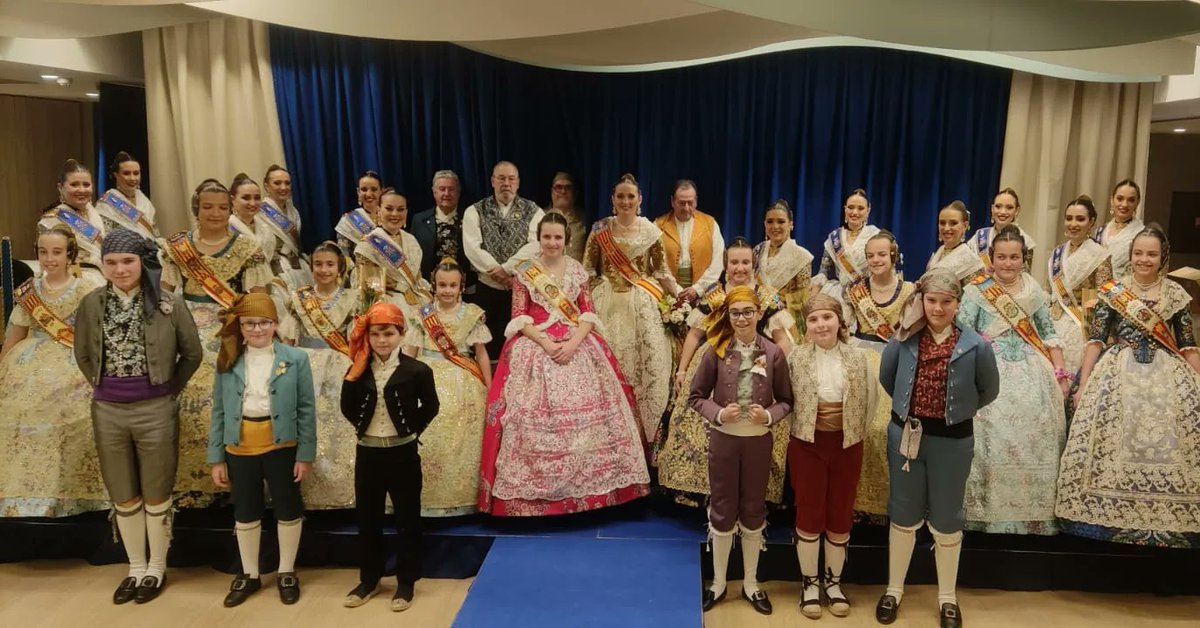 FallaLabaila's tweet photo. ✨EXALTACIÓN AGRUPACIÓN ✨

Este sábado por la tarde tuvo lugar la exaltación de falleras mayores y presidentes de nuestra agrupación @mercatjesus 🙌🏻

Acompañamos a nuestros representantes y después disfrutamos de la cena 🍽️
#labaila23 #somdelabaila #exaltacion #agrupacion #cena https://t.co/X7ESsaVugR
