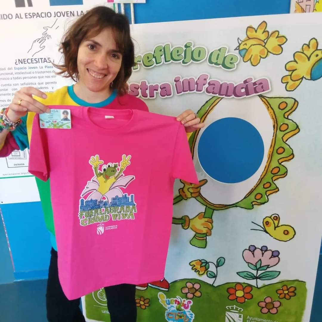 JuventudFuenla's tweet photo. Visita el Espacio Joven "La Plaza" Cristina, trae consigo el carné de FuenlisClub del año 1999 primer carné del club. ¡¡que pequeñita eras!!
#FuenlabradaCiudadViva #Fuenlabrada #fuenlisclub #FuenliReflejoDeNuestraInfancia #carnefuenli #camisetafuenli #sociafuenli https://t.co/zT6VriWv5k