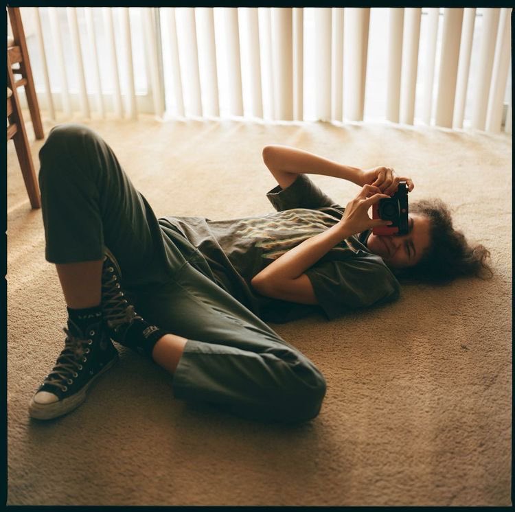 pose.