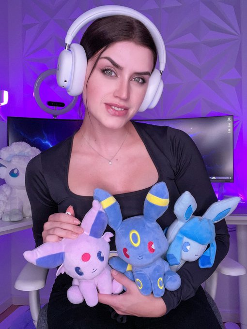1 pic. Happy Pokémon day ?
Live on Twitch rn, come say hi! 
/adelinefrost or ? in B!0 https://t.co/x