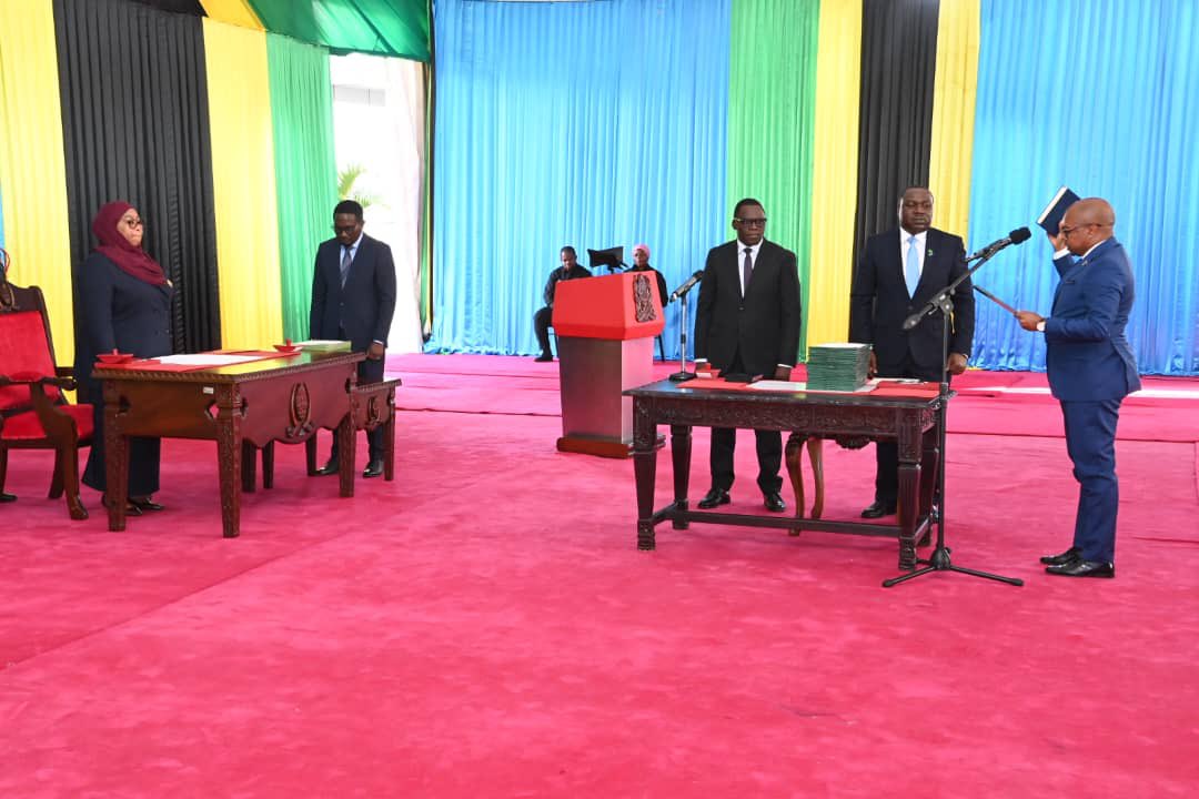 ridhiwankikwete's tweet photo. Namshukuru Mwenyezi Mungu kwa hakika utukufu wako umeonekana. Namshukuru Mh. Rais wetu @SuluhuSamia kwa kuniamini na kuniteuwa Naibu Waziri @utumishitz. Ni heshima kubwa kwangu. Kwa Watanzania nitafanya kazi kwa nguvu na vipawa vyangu vyote. #KaziInaendelea #MaslahiWafanyakazi https://t.co/vGWFqqZ03U