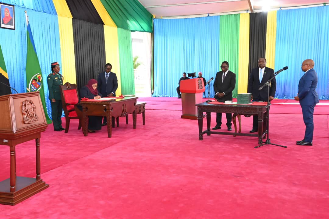 ridhiwankikwete's tweet photo. Namshukuru Mwenyezi Mungu kwa hakika utukufu wako umeonekana. Namshukuru Mh. Rais wetu @SuluhuSamia kwa kuniamini na kuniteuwa Naibu Waziri @utumishitz. Ni heshima kubwa kwangu. Kwa Watanzania nitafanya kazi kwa nguvu na vipawa vyangu vyote. #KaziInaendelea #MaslahiWafanyakazi https://t.co/vGWFqqZ03U