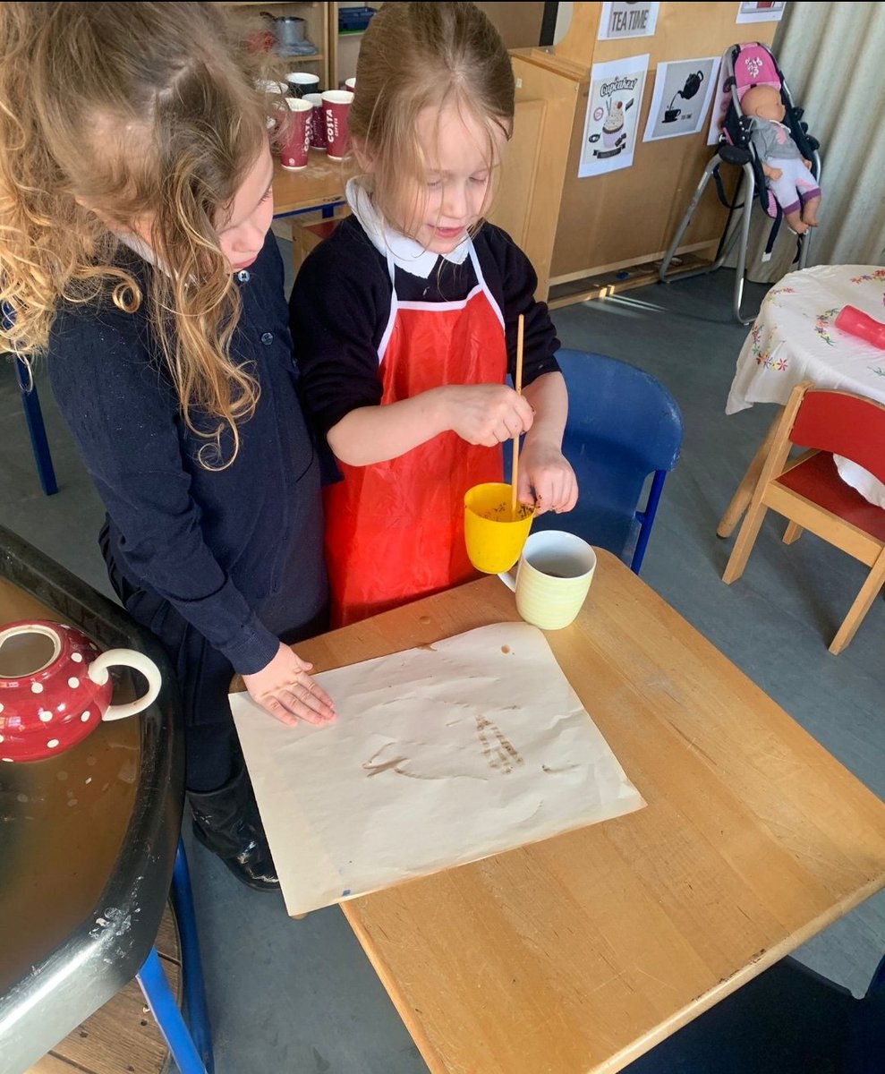 MrsTCaterpillar's tweet photo. During their exploration some children decided to paint with the water &amp; coffee mixture. "Let's mix it and make it darker" said S "Look! It's working" said B #STEM #MarkMaking #ChildLed #ExploringProperties #PlayIsTheWay @RAiSE_falkirk https://t.co/1FmDZpMbu8