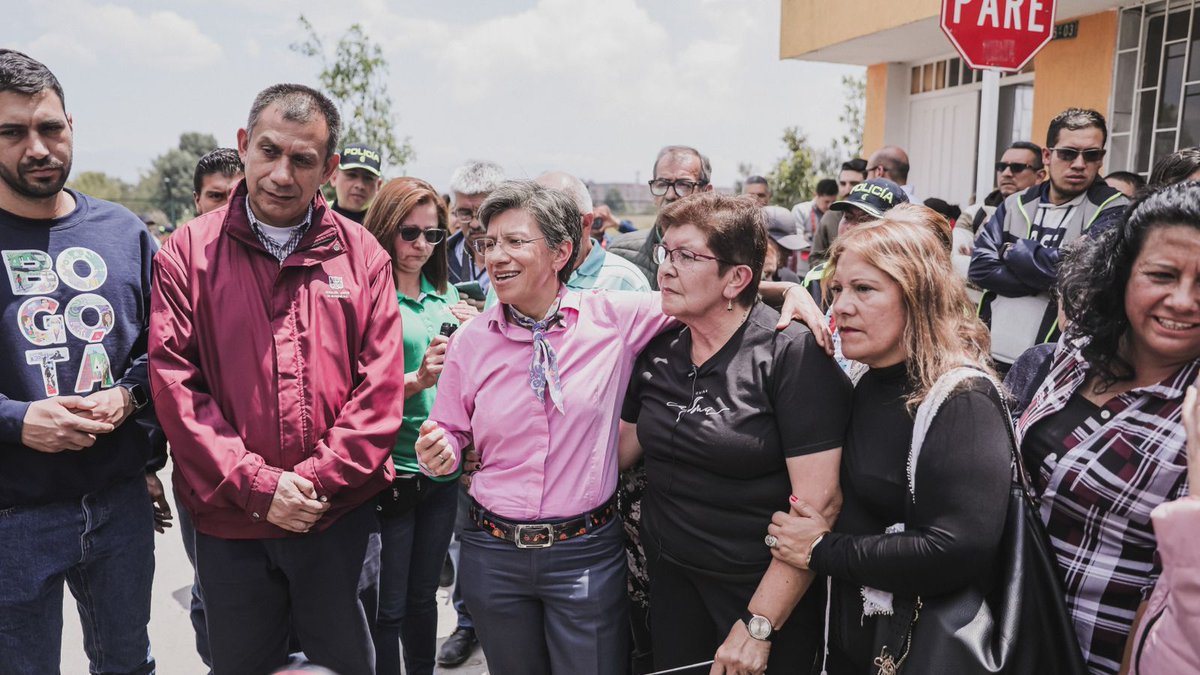 SeguridadBOG's tweet photo. Amparo lidera la #RedDeCuidado del barrio Rincón Santo, integrada por 15 vecinos
Con el uso de alarmas y más medios tecnológicos que les entregamos para apoyar su labor y tener comunicación directa con @PoliciaBogota se ha reducido el hurto en su sector.
#JuntosCuidamosFontibón https://t.co/i51KhgucMr