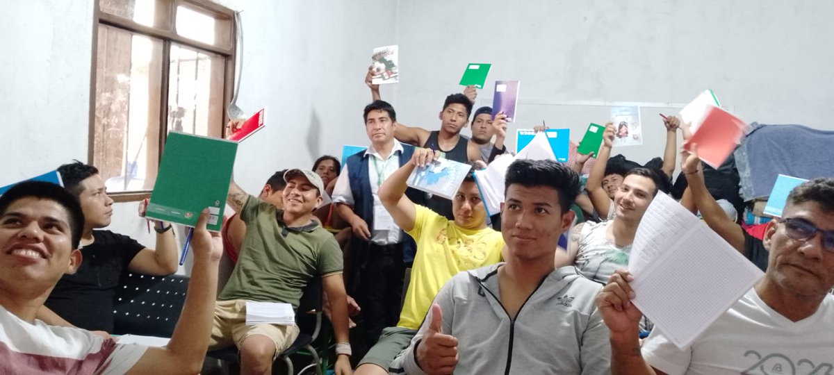 BoliviaRegimen's tweet photo. La DDRP de #SantaCruz entregó de material escolar a estudiantes privados de libertad del Centro de Rehabilitación Palmasola que se encuentra inscritos en los diferentes programas educativos  enfocados en la reinserción social.
#LaReinserciónSocialEsPosible
#CárcelesProductivas https://t.co/tlLWmSsAbK