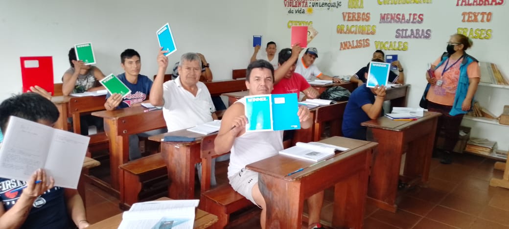 BoliviaRegimen's tweet photo. La DDRP de #SantaCruz entregó de material escolar a estudiantes privados de libertad del Centro de Rehabilitación Palmasola que se encuentra inscritos en los diferentes programas educativos  enfocados en la reinserción social.
#LaReinserciónSocialEsPosible
#CárcelesProductivas https://t.co/tlLWmSsAbK