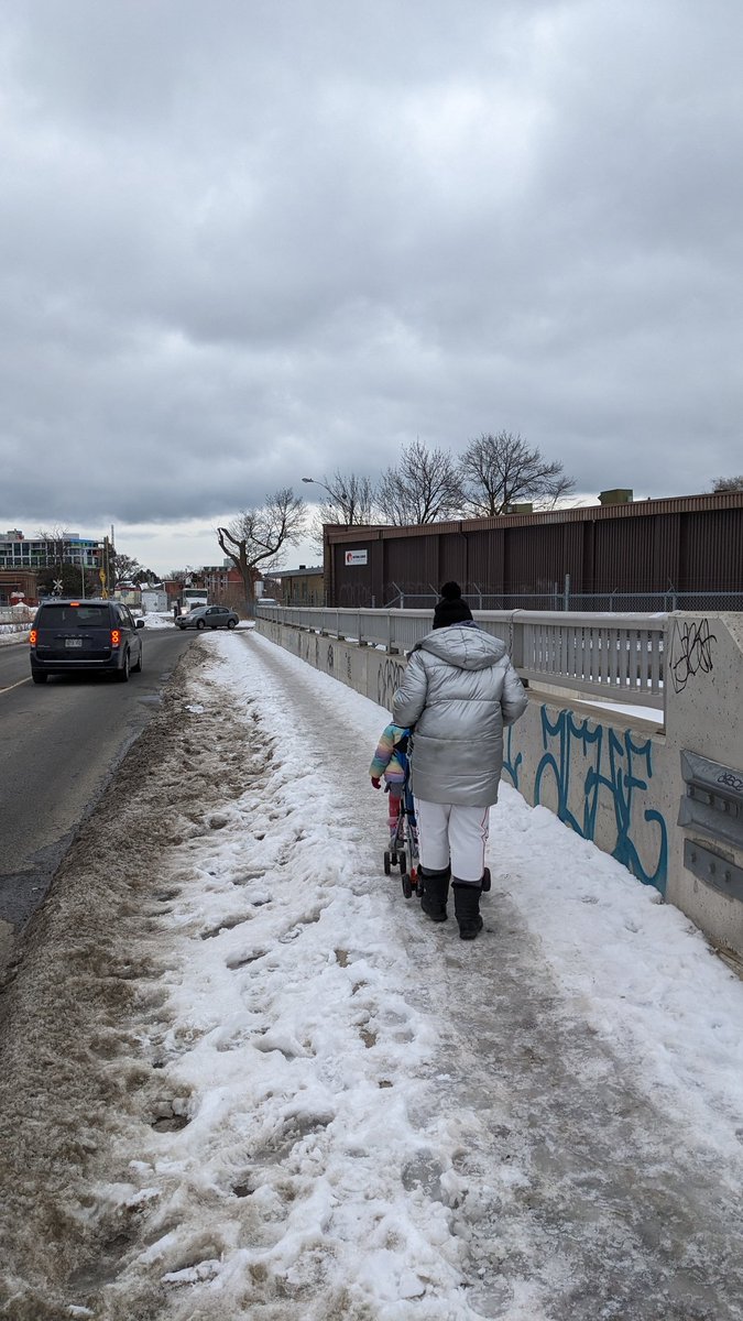 odincappello's tweet photo. Who is responsible for snow removal along the sidewalk on Junction Rd? This rd is already dangerous because of its sidewalk layout, train tracks &amp; lack of clear right way signage for car traffic. @BravoDavenport @311Toronto https://t.co/cQtVRBmiJg