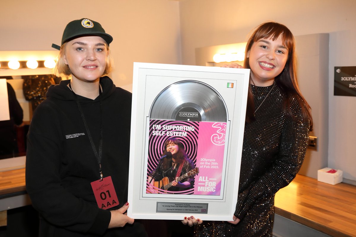 So lovely to meet <a href="/SELFESTEEM___/">Self Esteem</a> last night!😊
It was incredible experience to open for her in the iconic <a href="/3olympiatheatre/">3Olympia Theatre</a>. Huge thanks to <a href="/ThreeIreland/">Three Ireland</a> and <a href="/SELFESTEEM___/">Self Esteem</a> for making a huge dream come true!💕😭