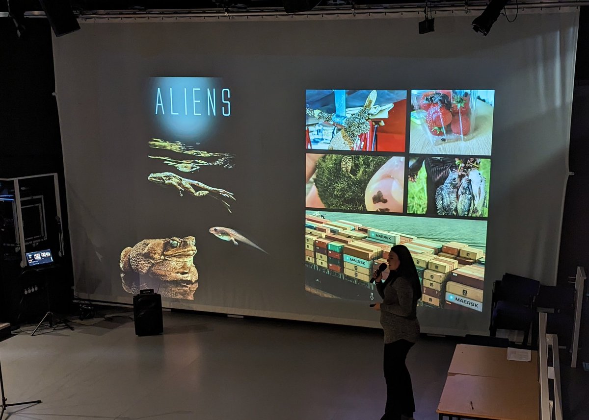 STEMResponseWLV's tweet photo. The first lecture in the BioScience Lecture Series this year has begun!
To kick off this year we have @NatashaKrugerSA discussing the anti-predator responses of invasive frogs ๐ธ
Couldn't make it? Watch live -https://t.co/0IJavbyX5J
@wlv_uni #BioSciWolves #BioSciWLV https://t.co/gcrZ72aJar
