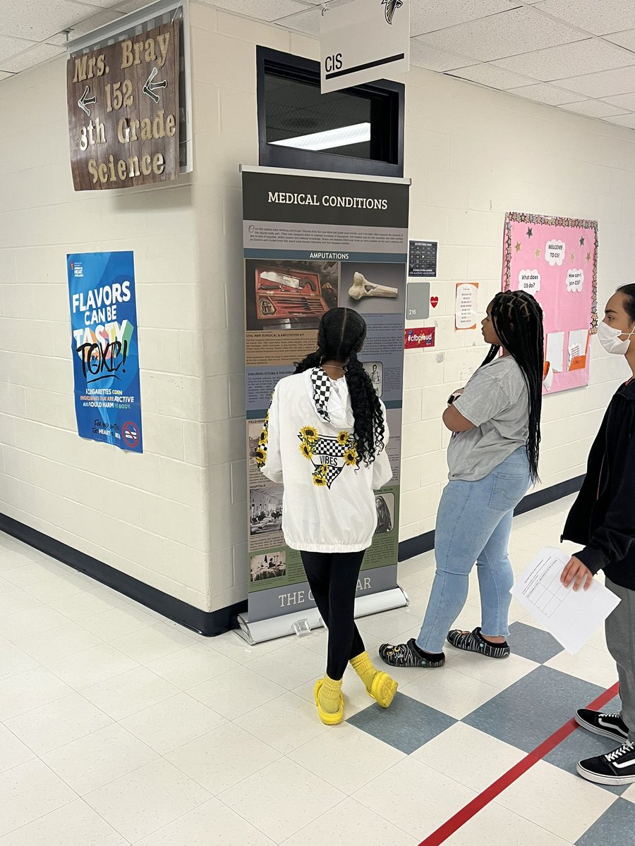 Soc_StudiesTX's tweet photo. @cfbLongFalcons collaborating together to learn more about the Civil War through our new CW Banner and Artifact Exhibit ! We loved hearing the great conversations about what students thought life would be like during this time period. @Mr_Oribhabor https://t.co/ALPF3tQrIq