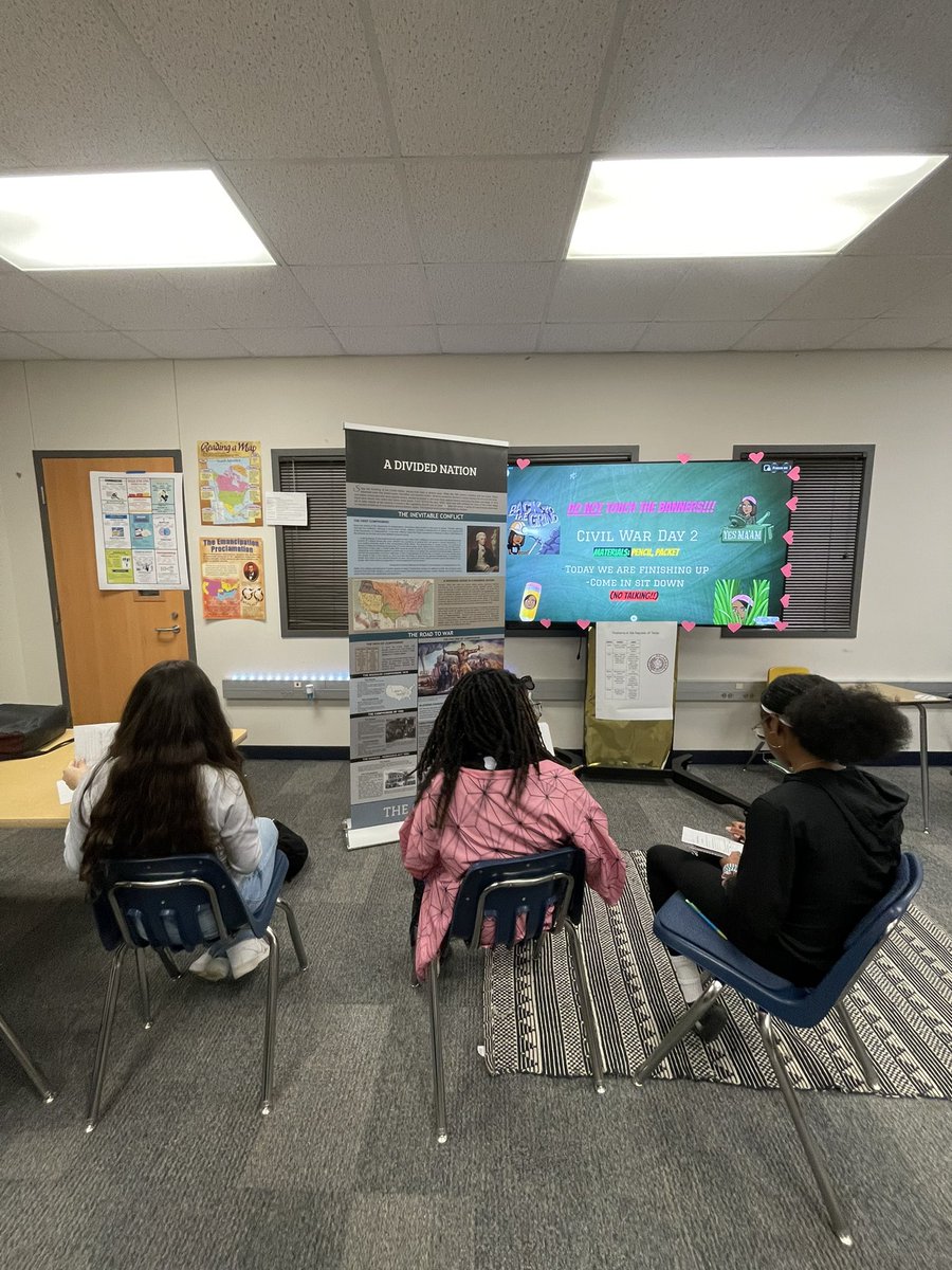 Soc_StudiesTX's tweet photo. @cfbLongFalcons collaborating together to learn more about the Civil War through our new CW Banner and Artifact Exhibit ! We loved hearing the great conversations about what students thought life would be like during this time period. @Mr_Oribhabor https://t.co/ALPF3tQrIq