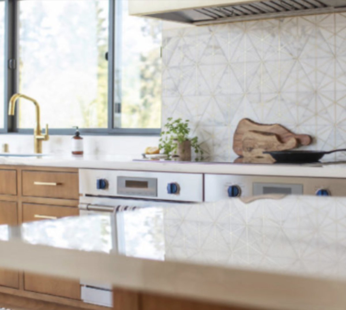 lewisfloor's tweet image. Our only rule for interior design is there are no rules. 😉

From flooring and window treatments to tiles and area rugs, design possibilities become endless when you book an appointment with our team of #designexperts. 

Images via @AKDO_USA, @Preverco, and @duchateauworld.