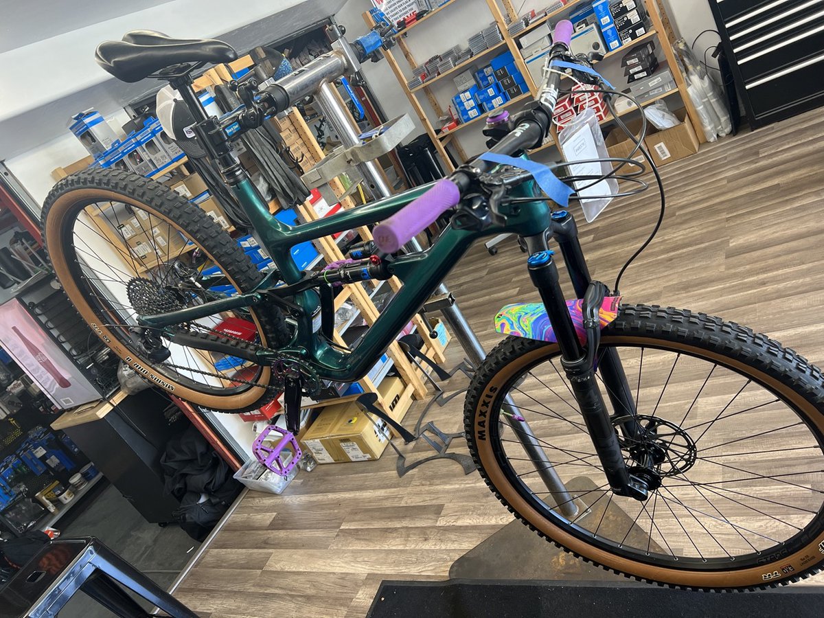 RIDEcyclery's tweet photo. A colorful Full Squish in for some ❤️ on this lovely Monday morning! https://t.co/OIU4vFNQ4P