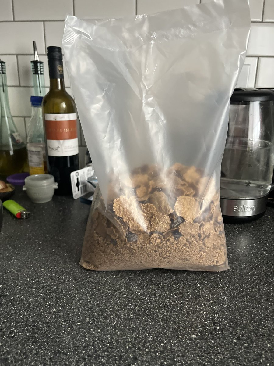 Dre_Lynn's tweet photo. To say I’m a disappointed, unsatisfied customer that would be an understatement… @KelloggsUS thanks for more air than cereal #fuming #unhappycustomer https://t.co/dunt6oksnn