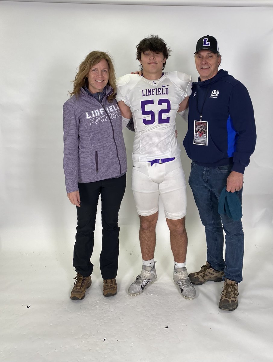 Had a great time at <a href="/LinfieldFB/">Linfield Football</a> . Thank you <a href="/coachbelliott/">Brett Elliott</a> <a href="/CoachJVaughan/">Jackson Vaughan</a> for having my out!