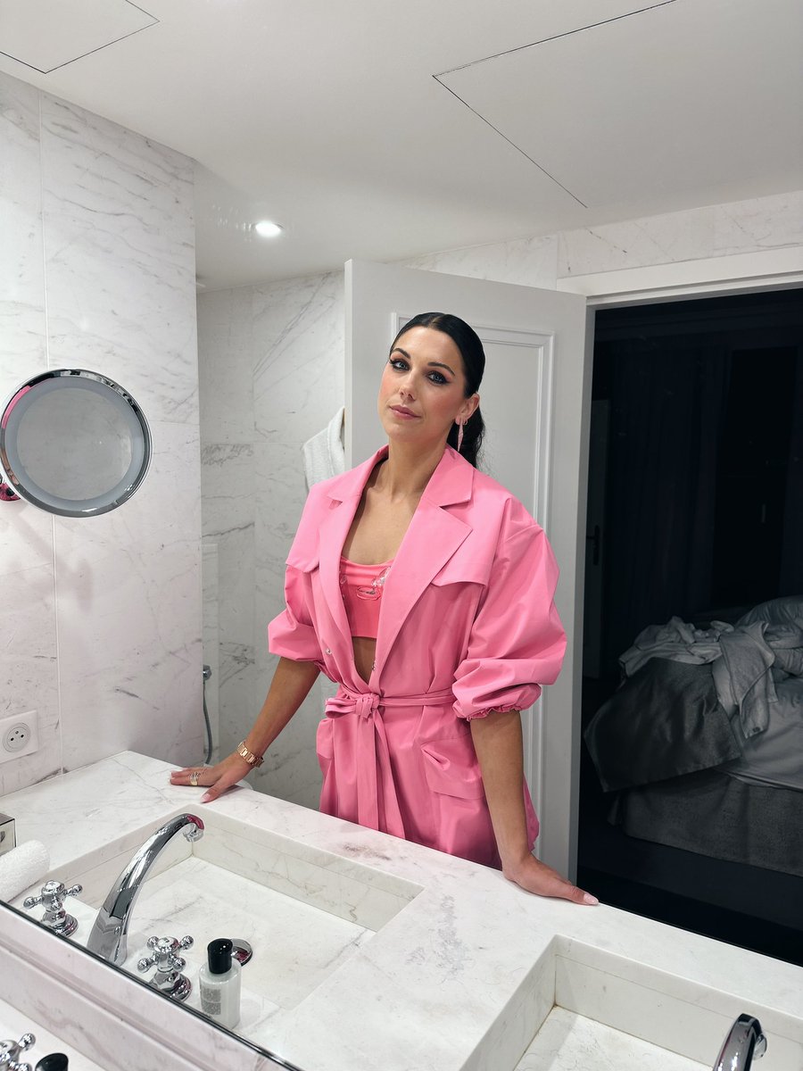 alexmorgan13's tweet photo. The look✨💕

#TheBestfifa https://t.co/vuMSsrCAGa