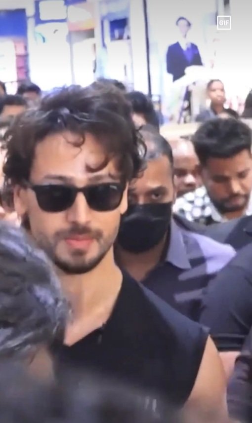 nirmalbhura3's tweet photo. A big Selfe with great movement with @iTIGERSHROFF before his birthday got big surprise #tigerans #TigerShroff #teamtigershroff @TeamTIGERSHROFF https://t.co/Ue6bGmtD1C