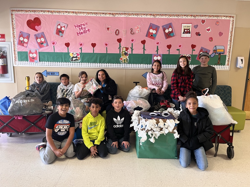 LCPSnet's tweet photo. Thank you to the student leaders at Tombaugh Elementary for pitching in to collect items from all grade levels in order to donate to Project Link. @LCPSnet #NM #LasCruces #Community #Love #Compassion #ProjectLink

Learn more: https://t.co/Tf3o45lrpA https://t.co/xQNnYV8iKO