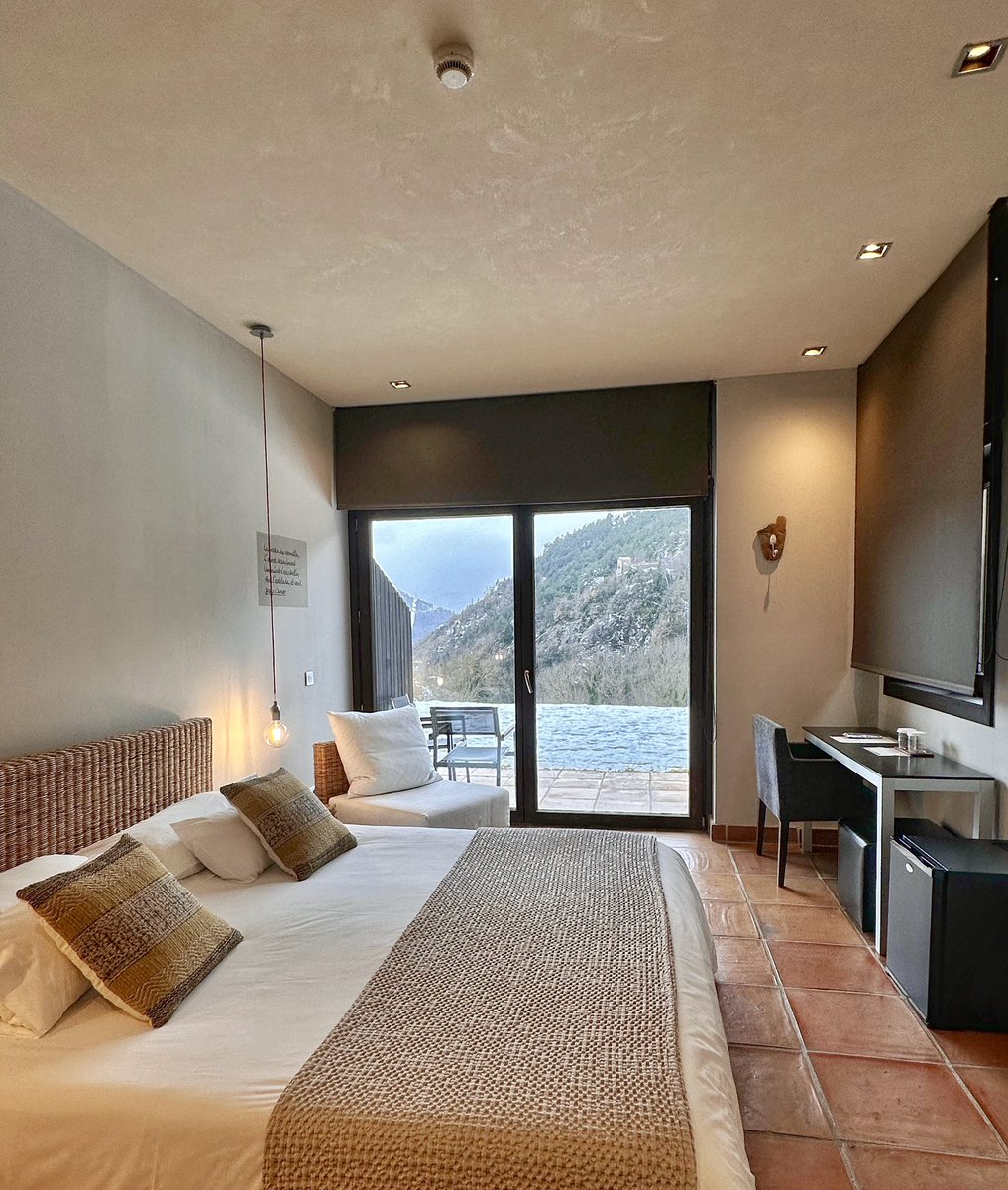 El privilegi de veure nevar des de les habitacions. ❄️🤍⁣

#HotelResguard #Resguarddelsvents #hotelambencant #hotelconencanto #hotelrural #ripollès #vallderibes #visitribes #ribesdefreser