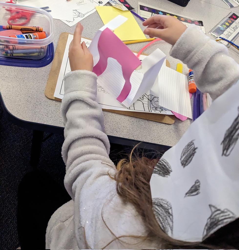 SLCSDolsen's tweet photo. 1st grade engineers/architects/thinkers!! @MrsSchultzk designing dog houses on this 101st day of school! 🐾🐶🏠🦴💙 https://t.co/KuXXI1fwEw
